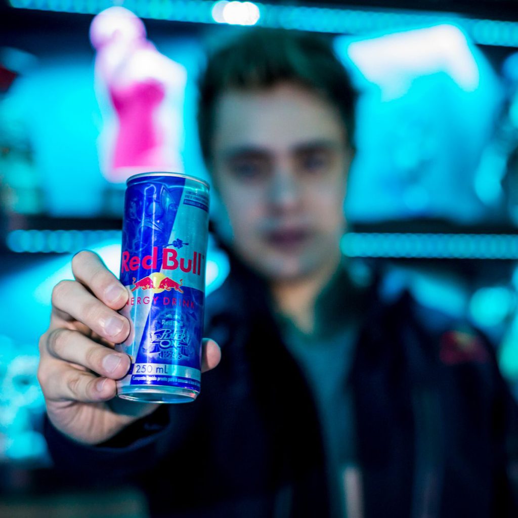 Campeões de LoL ganham vida e estampam novas latas de Red Bull