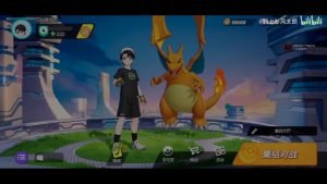 Tela principal de Pokémon Unite, onde é possível ver um treinador ao lado de um Charizard
