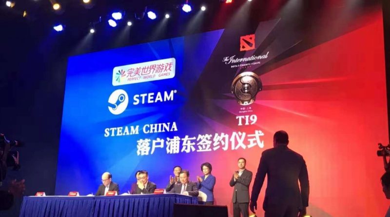 Imagem mostrando o anúncio da vinda da Steam China, com representantes da Perfect World e da Valve em um palco com um telão que contém a logo das duas empresas