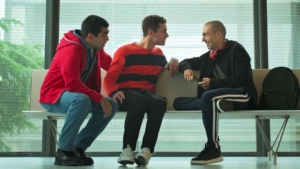 cena do curta de elite, com Ander e Omar fazendo companhia para Alexis no hospital