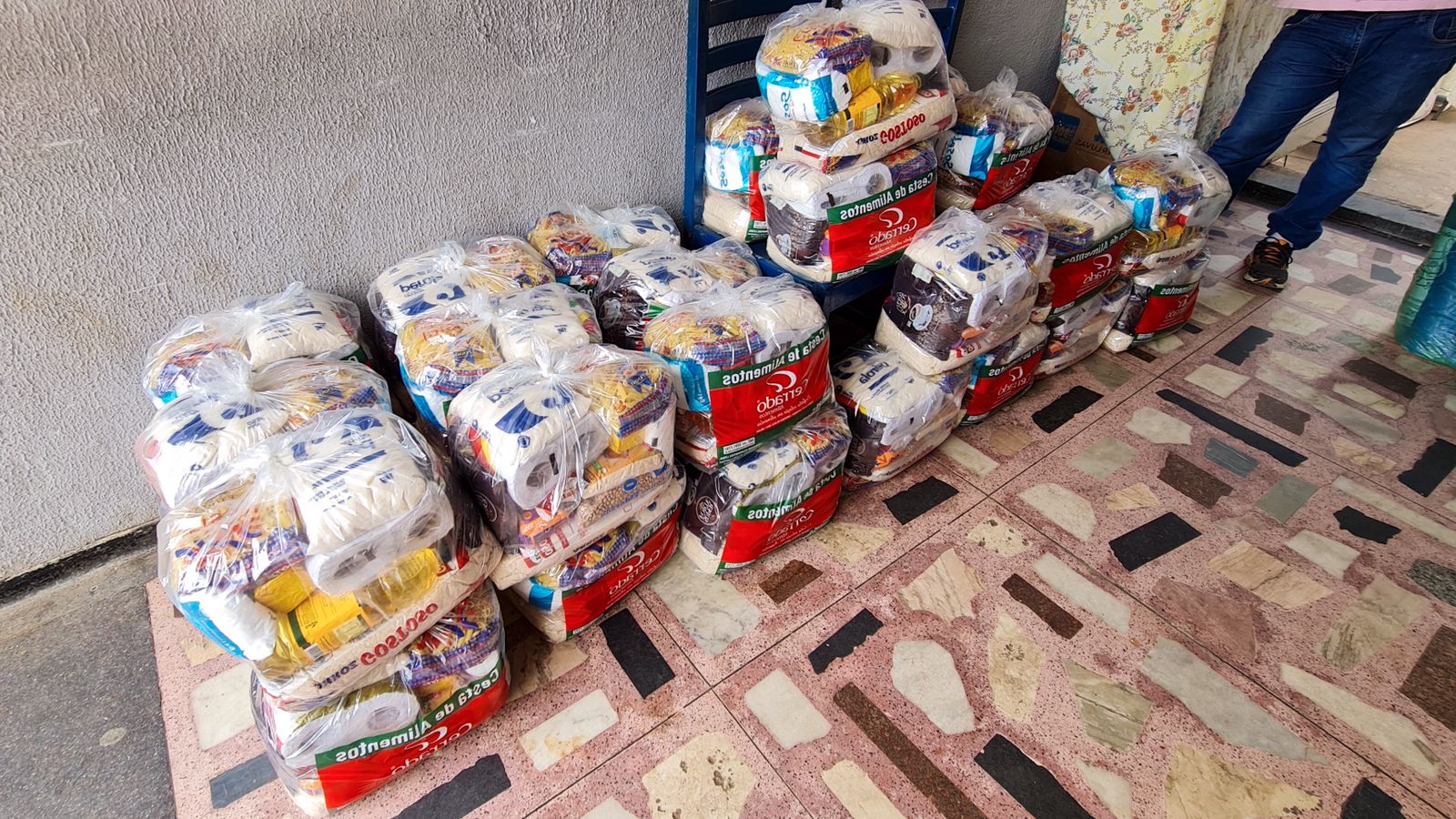 A Associação Tio Cleobaldo recebeu 30 cestas básicas como resultado da Play do Bem da Rensga BitPreço