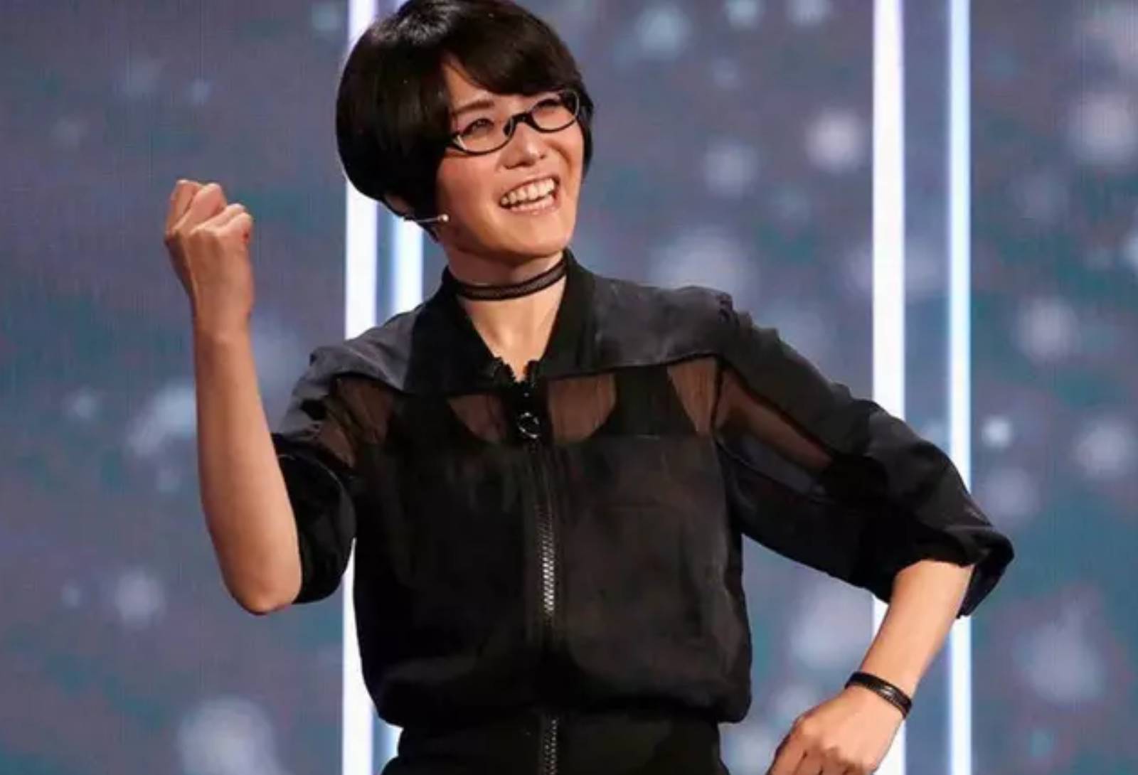 Ikumi Nakamura alegre no palco quase dançando (imagem reprodução Bethesda)