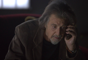 Al Pacino, como Xavier, ao telefone em Pacto de Redenção