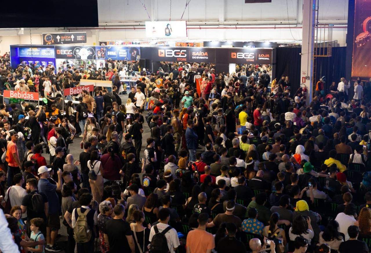 Multidão nos corredores da BGS (brasil game show)