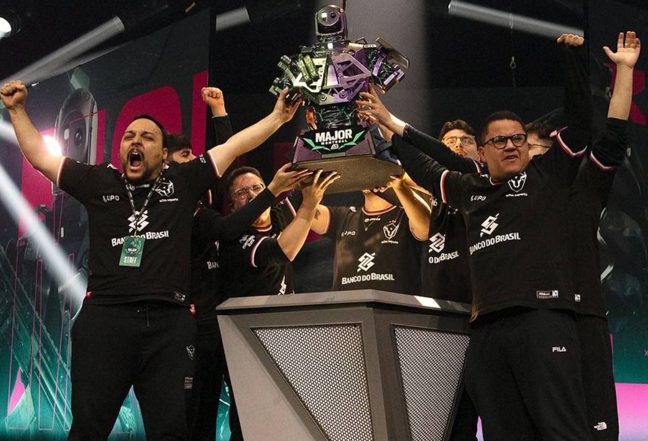 w7m comemorando com troféu a vitória do Major Montreal de Rainbow Six 2024