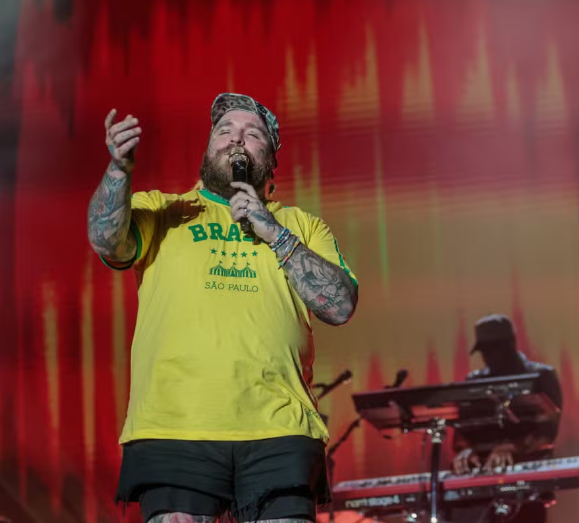 Teddy Swims se apresentou no palco Mike’s Ice no segundo dia do Lollapalooza — Foto: Tomzé Fonseca/ Agnews