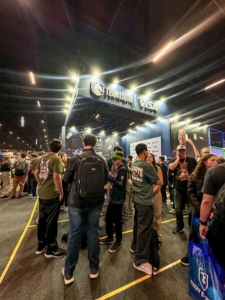 Estande da Team Liquid ao lado da Visa na gamescom latam 2025 – Imagem: Ana Schuch
