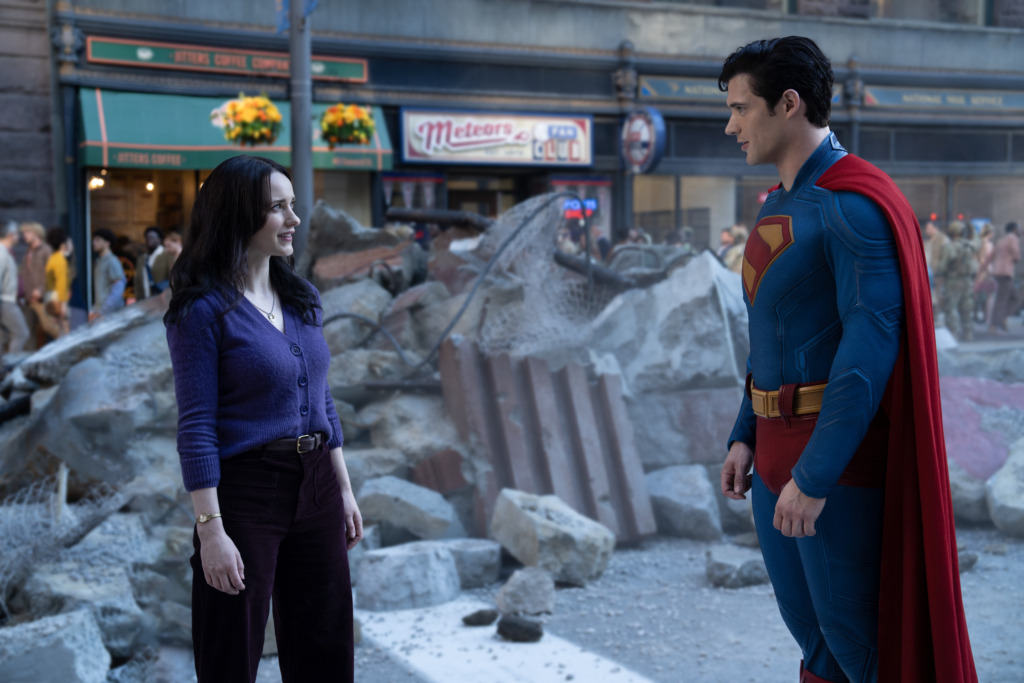 Lois Lane (Rachel Brosnahan) e Superman (David Corenswet) olhando um para o outro
